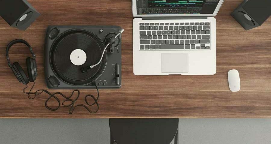 Dj Laptop mit Stickern bekleben